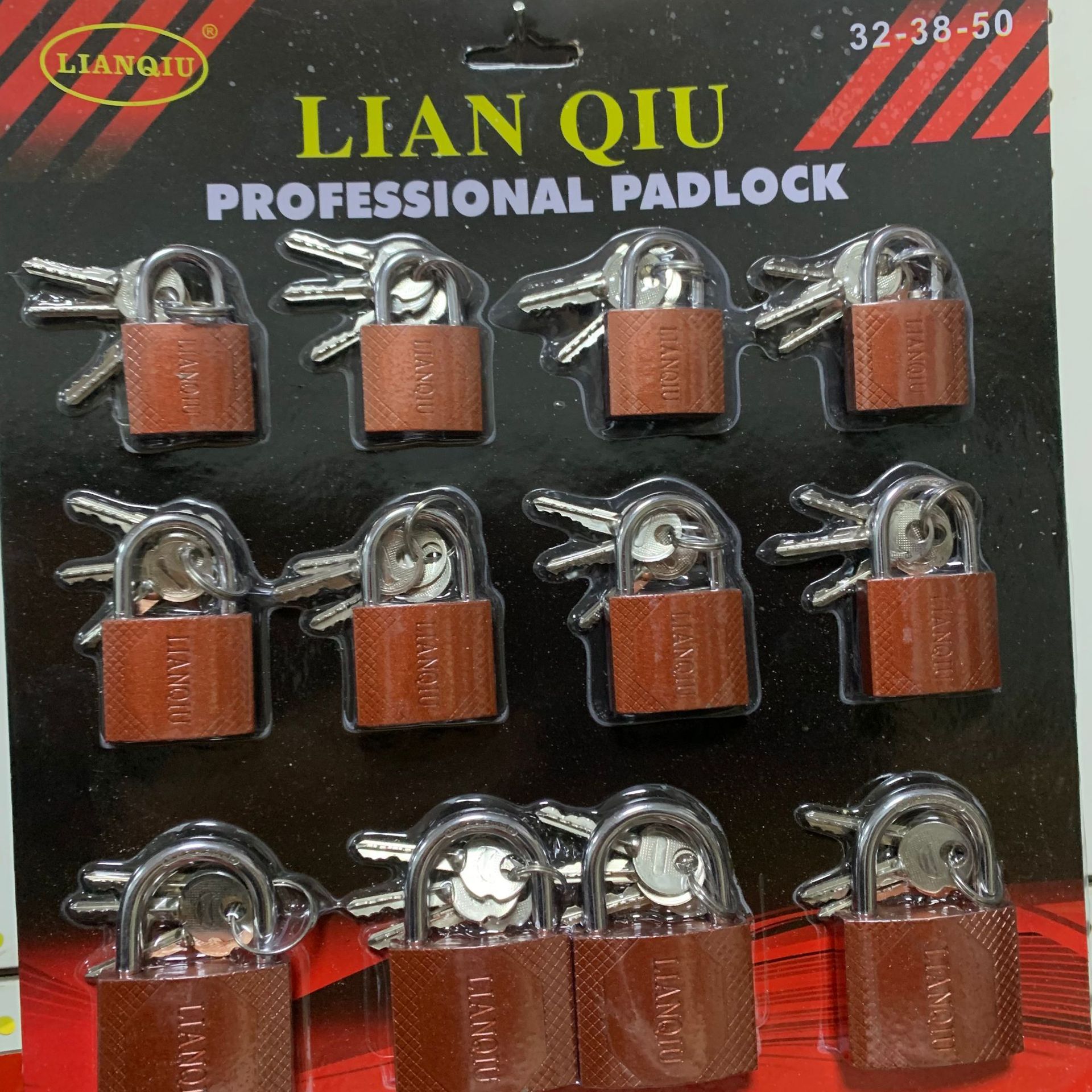 Cerradura de tarjeta de succión atómica al por mayor de fábrica Cerradura de cobre de imitación Cerradura de hierro Llave de media luna Cerradura de combinación antirrobo anti-palanca para el hogar