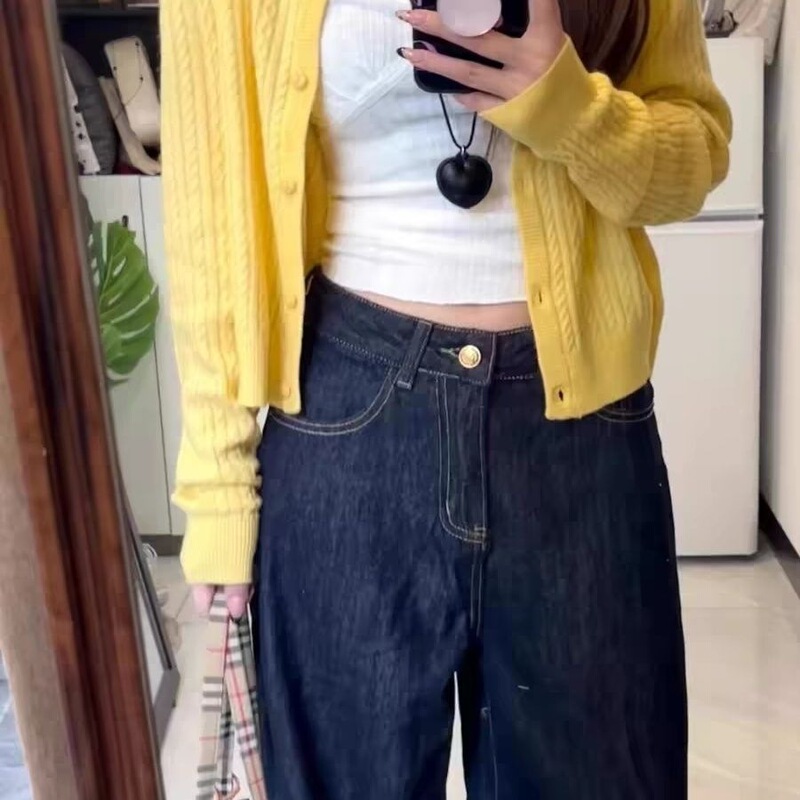 Korean-style milky yellow cable-knit cardigan for women, new design for early autumn, stylish and age-reducing sweater coat