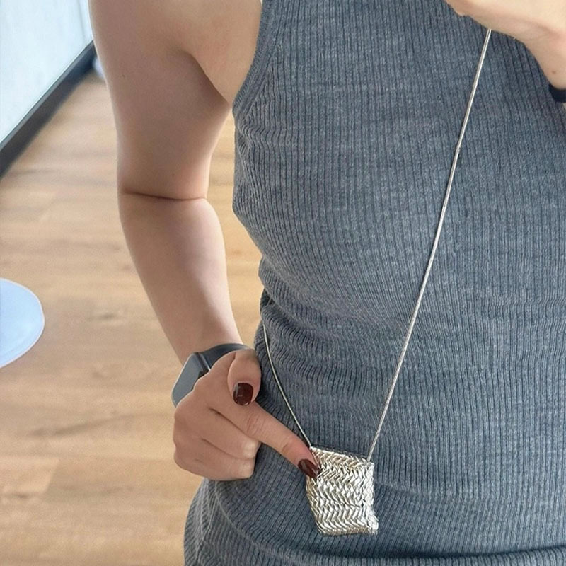 Mini bolso pequeño collar de lujo ligero de alta gama accesorios para niñas de nicho cadena de suéter de pila larga 2025 nuevo