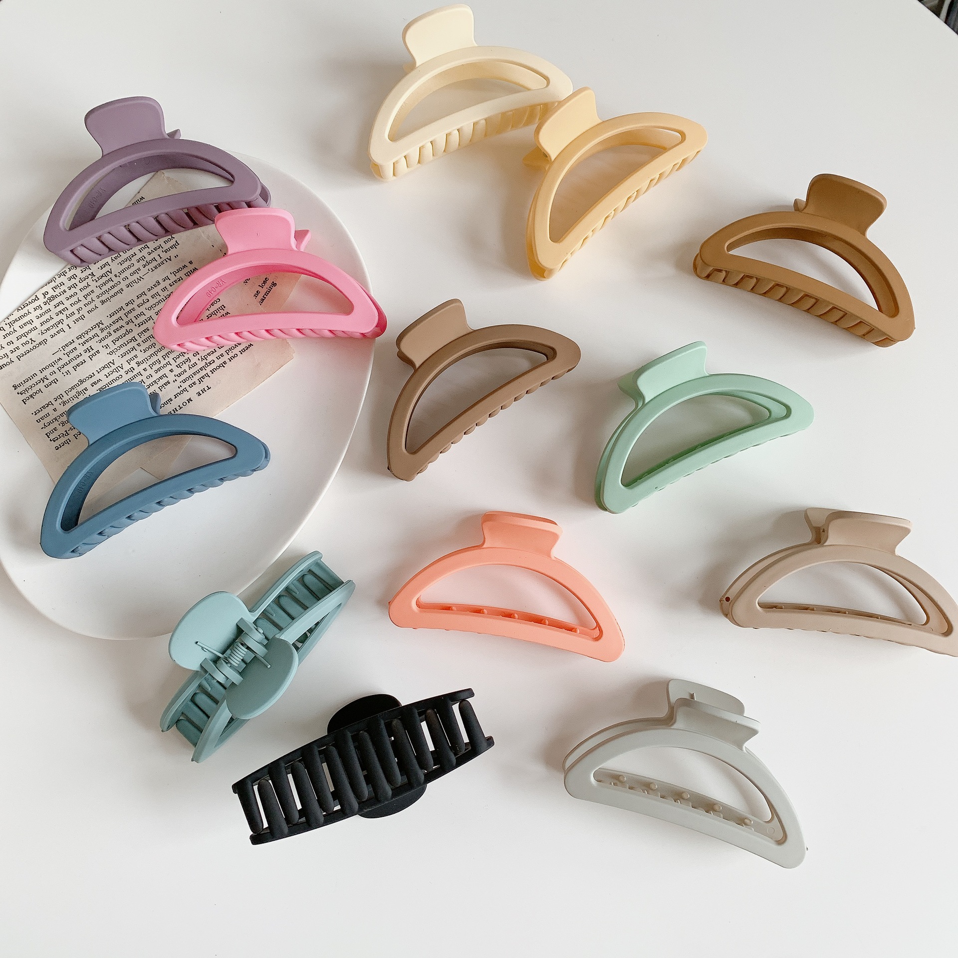 Holiday Occasion Retro Solid Color Plastic Resin Hair Claws