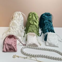 厚手のベルベットの首飾り袋のひもを引いて口のベルベットの袋のアクセサリーの文を作ってイヤホンの宝石の収納袋の小さいアクセサリーを遊んで注文します。