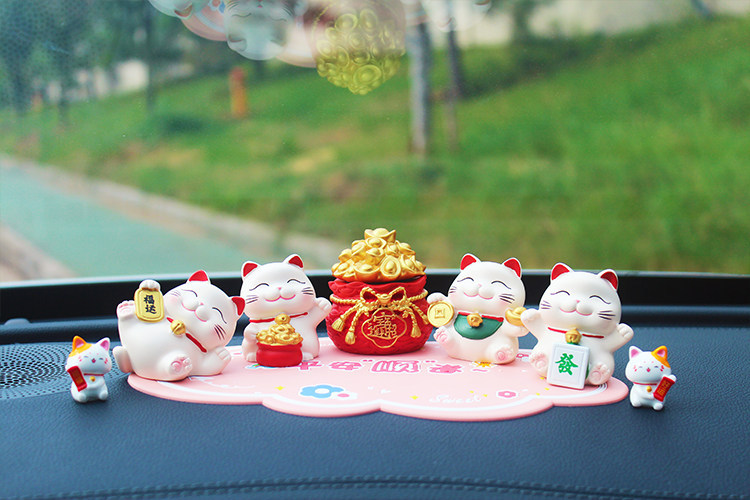2026 New Car Ornament: Cute Fortune Cat Decoration for Car, Creative Center Console Car Interior Accessory, Internet Sensation