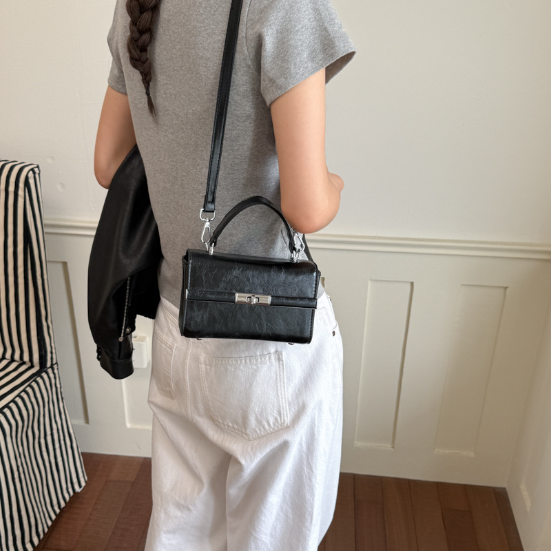 Bolsa de mano transfronteriza para mujeres 2026 nuevo bolso de hombro de verano de alta calidad retro bolso de mano de moda mochila