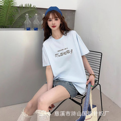 2025夏の新型婦人服の正肩の中の長いタイプの短いtシャツのアーチ橋は刺繍の工芸の氷の磁器の綿の丸首の半袖を修理します。