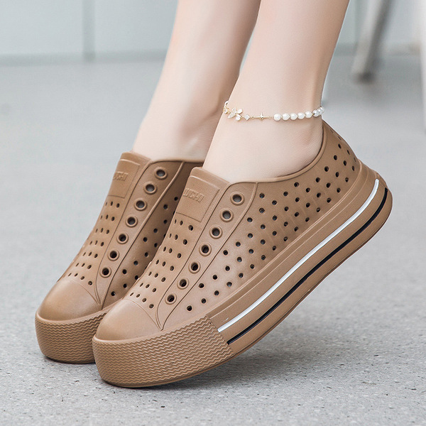 Summer casual Crocs-style slippers platform