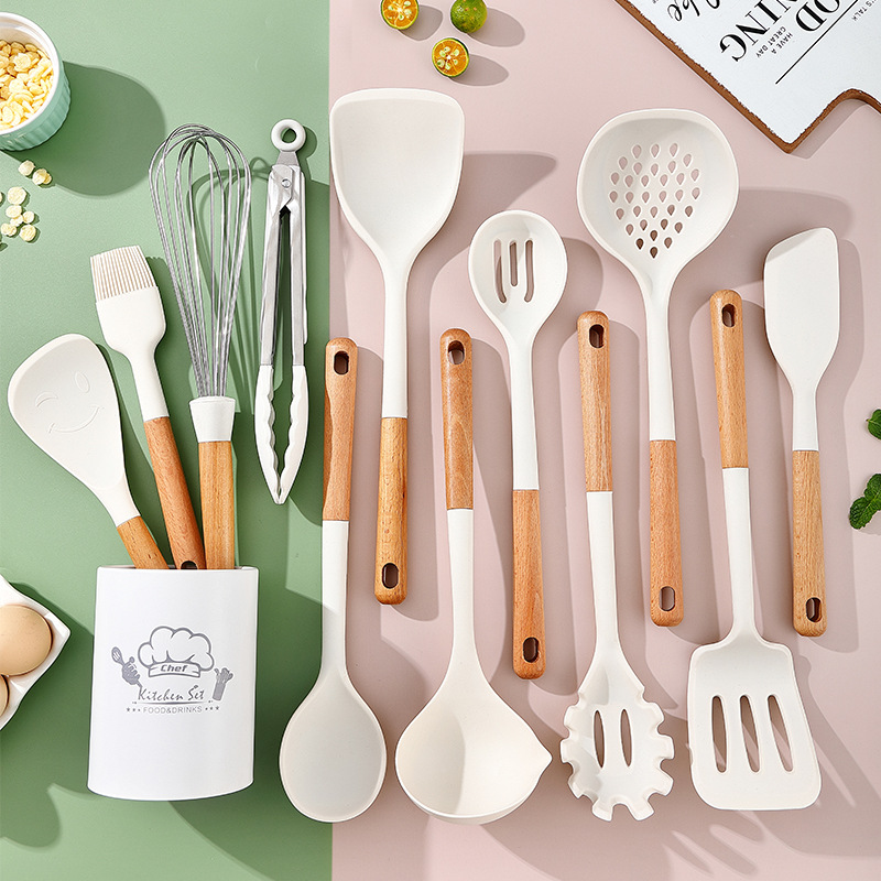 Traje de utensilios de cocina de silicona de estilo simple nórdico 12 piezas mango de madera pala raspador de silicona blanca lechosa cuchara de sopa resistente a altas temperaturas