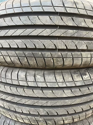 Abandoned Car Dismantling Used Tires 89% New 175 185 195 205 215 225R141516171819 (Vehicle tire)