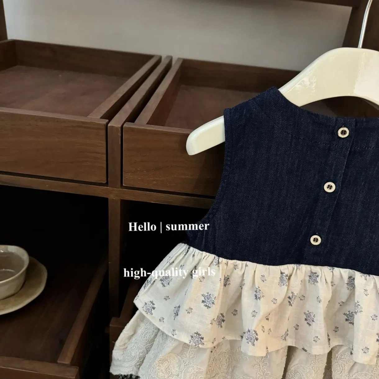 Xianning Seven Girls Baby Summer New Products Falda de chaleco sin mangas Falda de mezclilla con costuras a cuadros florales Falda de pastel apilada