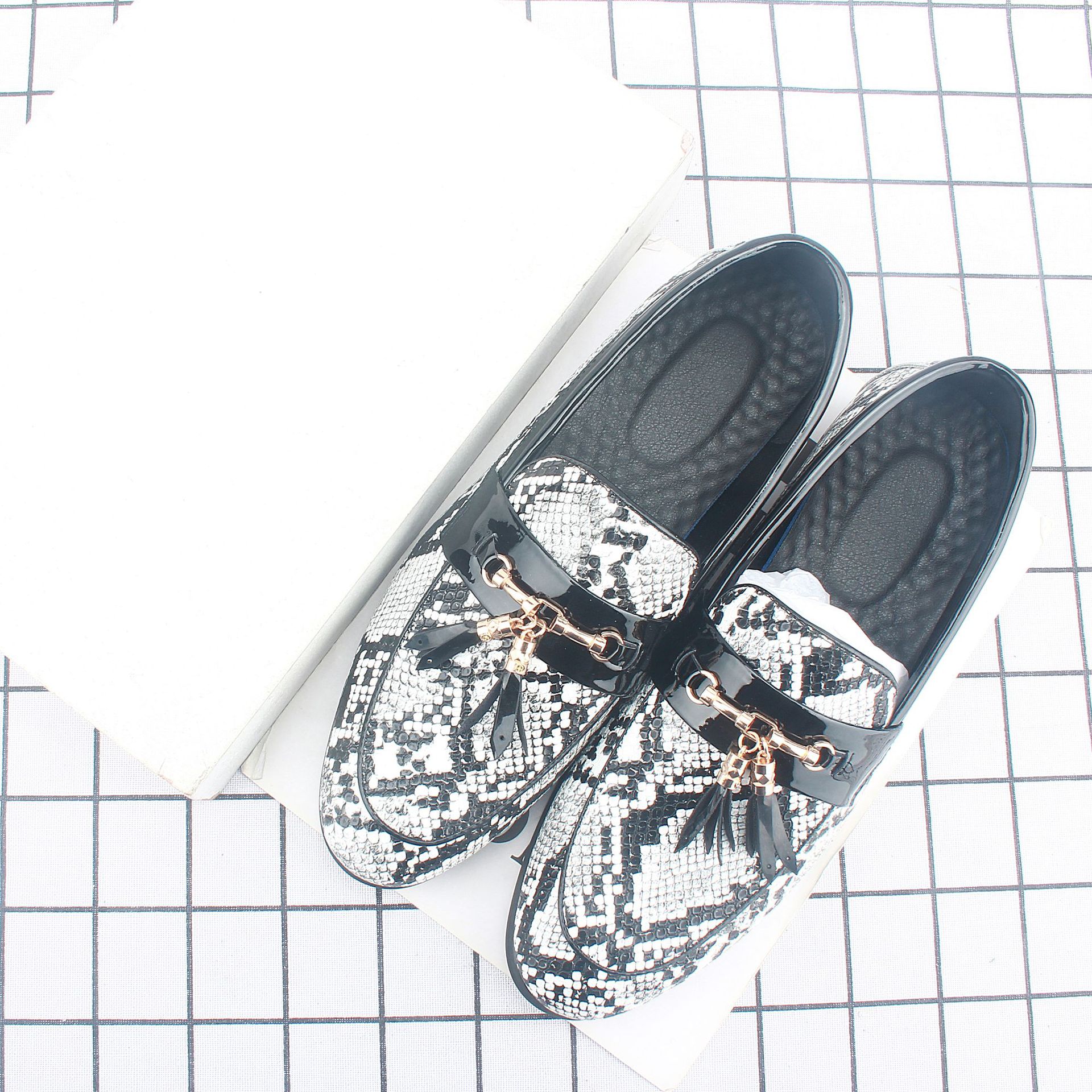 �ļ��ָ�Ь�ж���Ӣ����������һ�ŵ�ƤЬ���귢��ʦ��װ��Ь2232