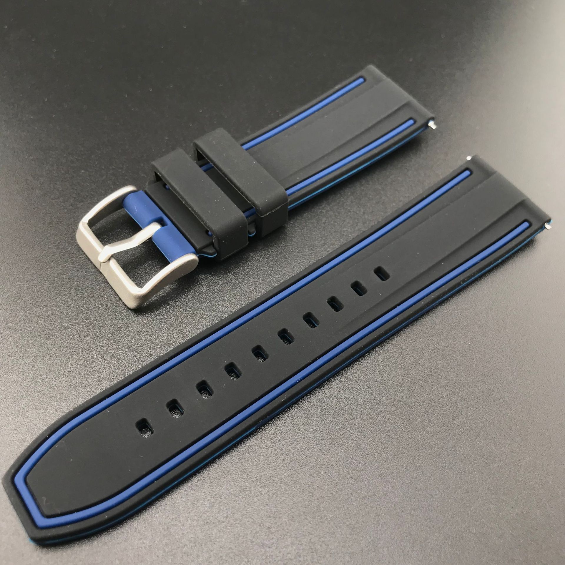 Universal de la correa de silicona transfronteriza interruptor de liberación rápida de dos colores banda de oído adaptador 20 22 24mm de silicona de dos colores Reloj