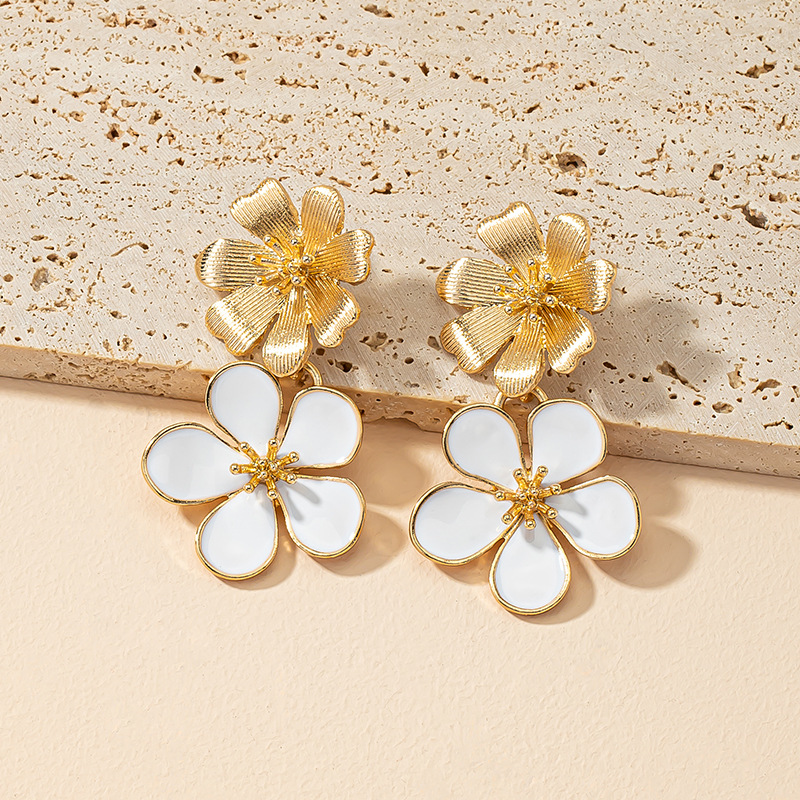 Retro Flower Alloy Stoving Varnish Drop Earrings display picture 1