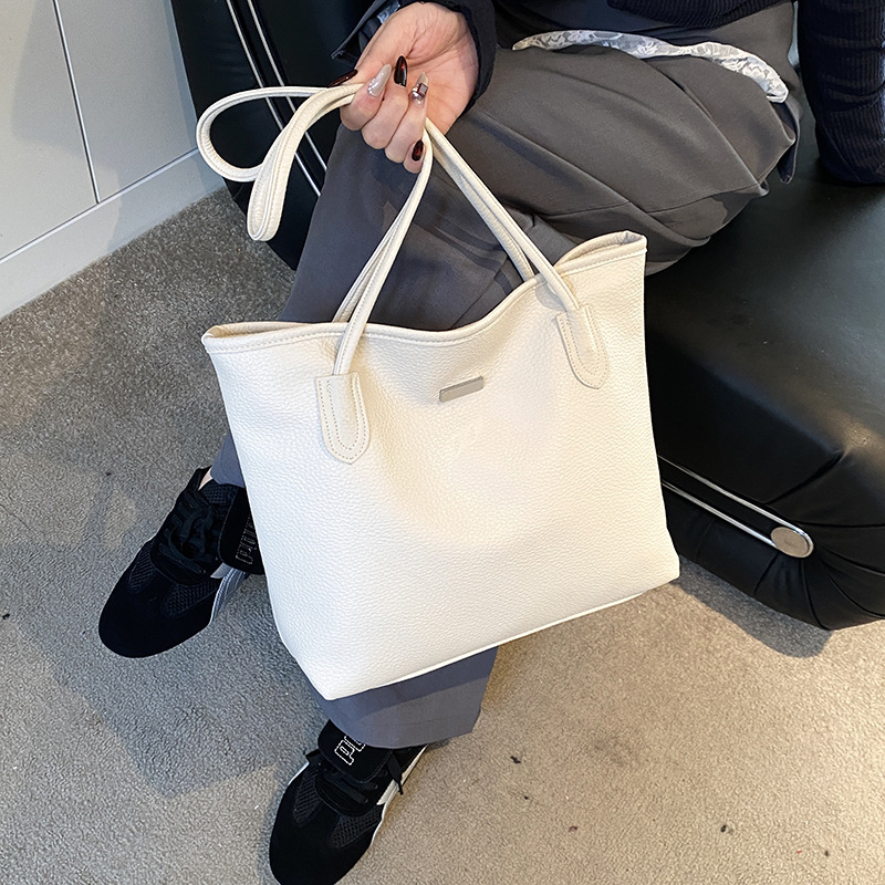 Nuevo bolso de gran capacidad de primavera en 2025 Bolso de hombro de color sólido casual popular de este año Bolso de mujer Tote de axila de estilo occidental