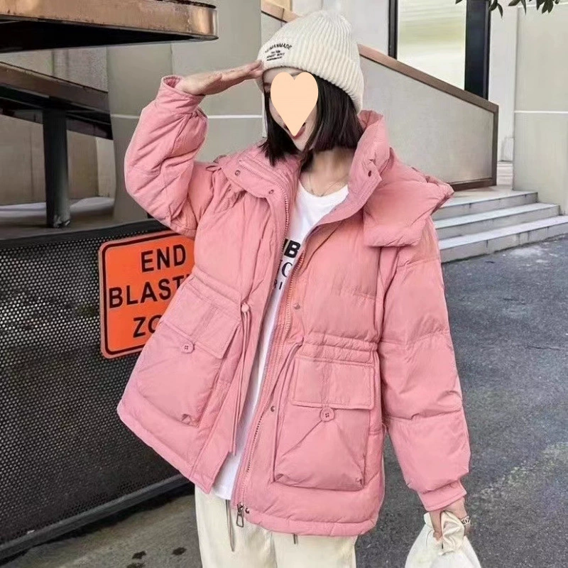 Новая зимняя пуховая куртка 2025 года, утягивающая талию, короткая, стройнящая, миниатюрная, с капюшоном, в корейском стиле, утолщенная пуховая куртка, популярный стиль.