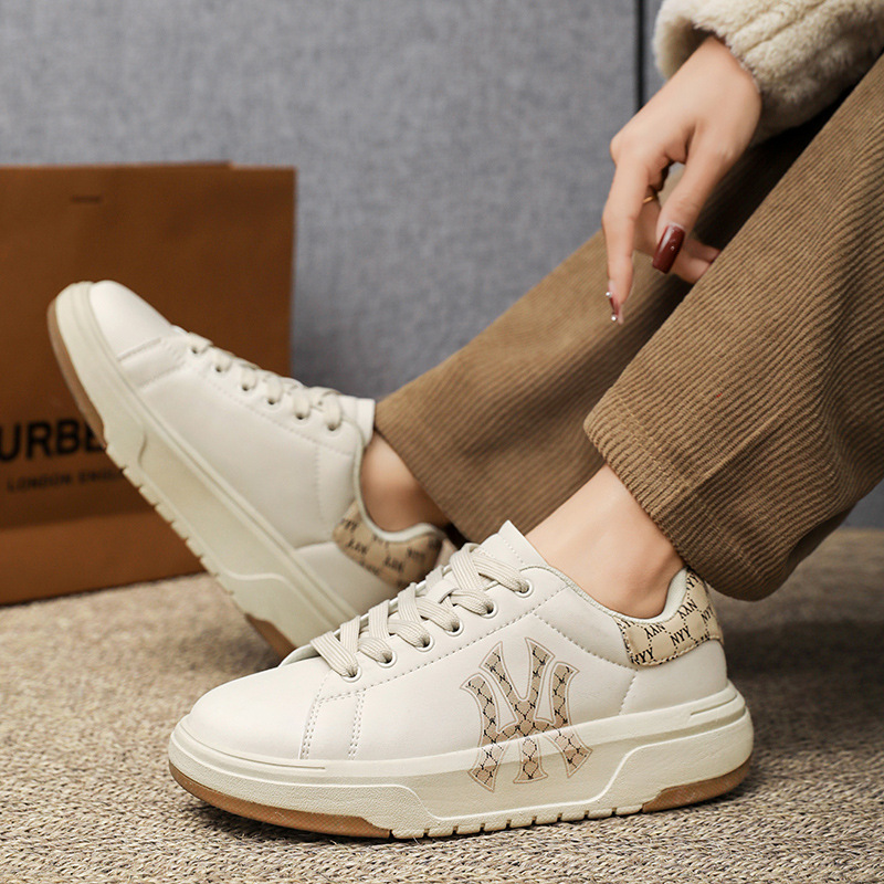 Otoño nueva moda pareja zapatos blancos coreanos suela gruesa ligera versátil aumento de altura zapatos de skate casuales para hombres y mujeres