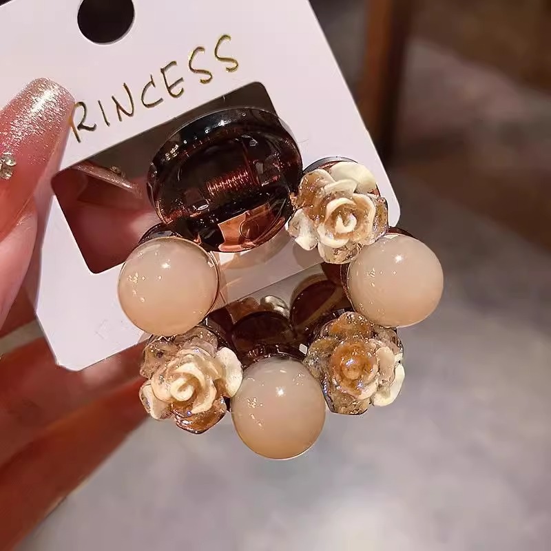 Temperamento diamante de perla clip para mujeres 2025 nuevo clip de tiburón pequeño clip de cabello detrás de la cabeza medio clip de cabello tocado