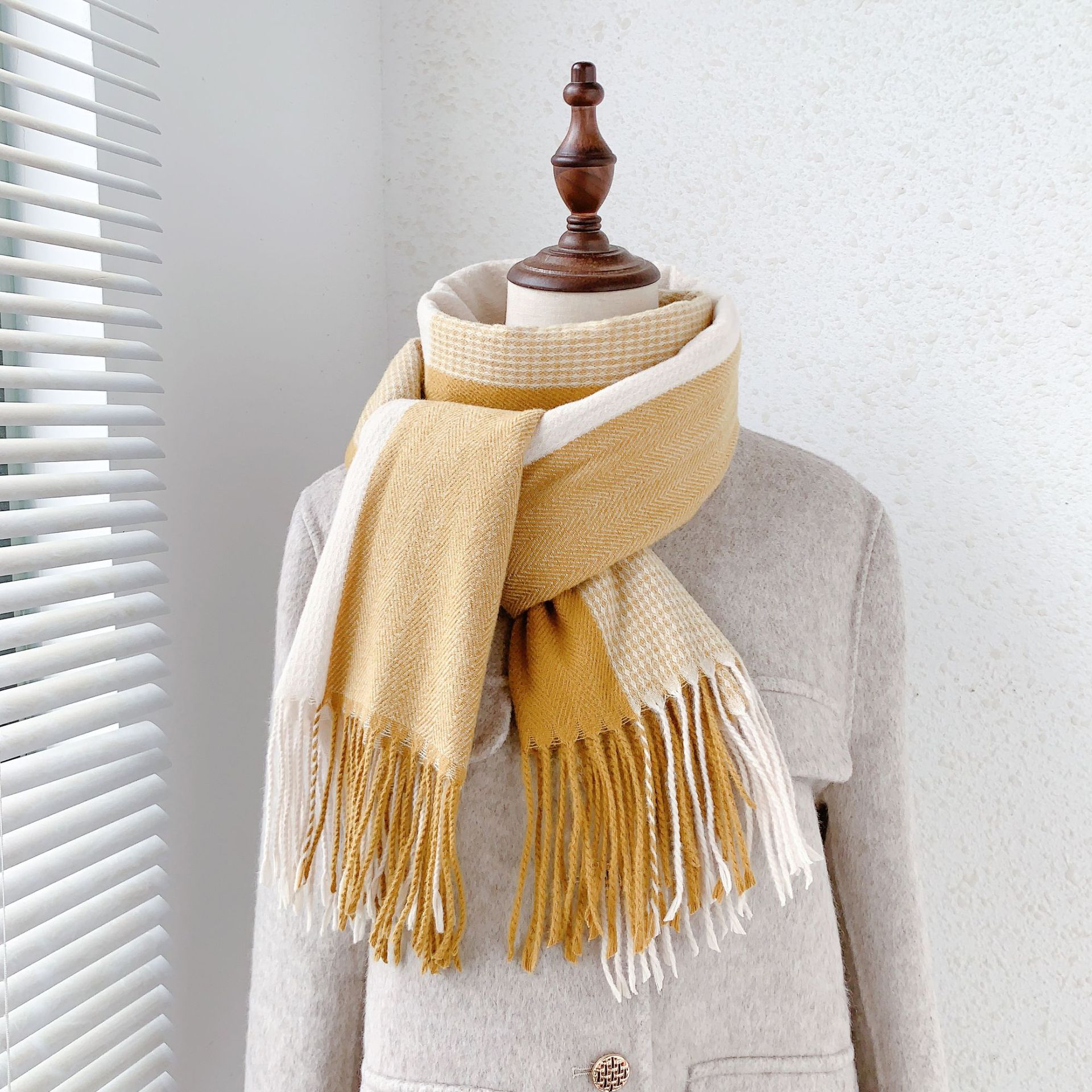 Bufanda de imitación de cachemira bicolor para mujer, otoño-invierno 2025, con borlas, estilo dulce y decorativo, cálida y en stock.