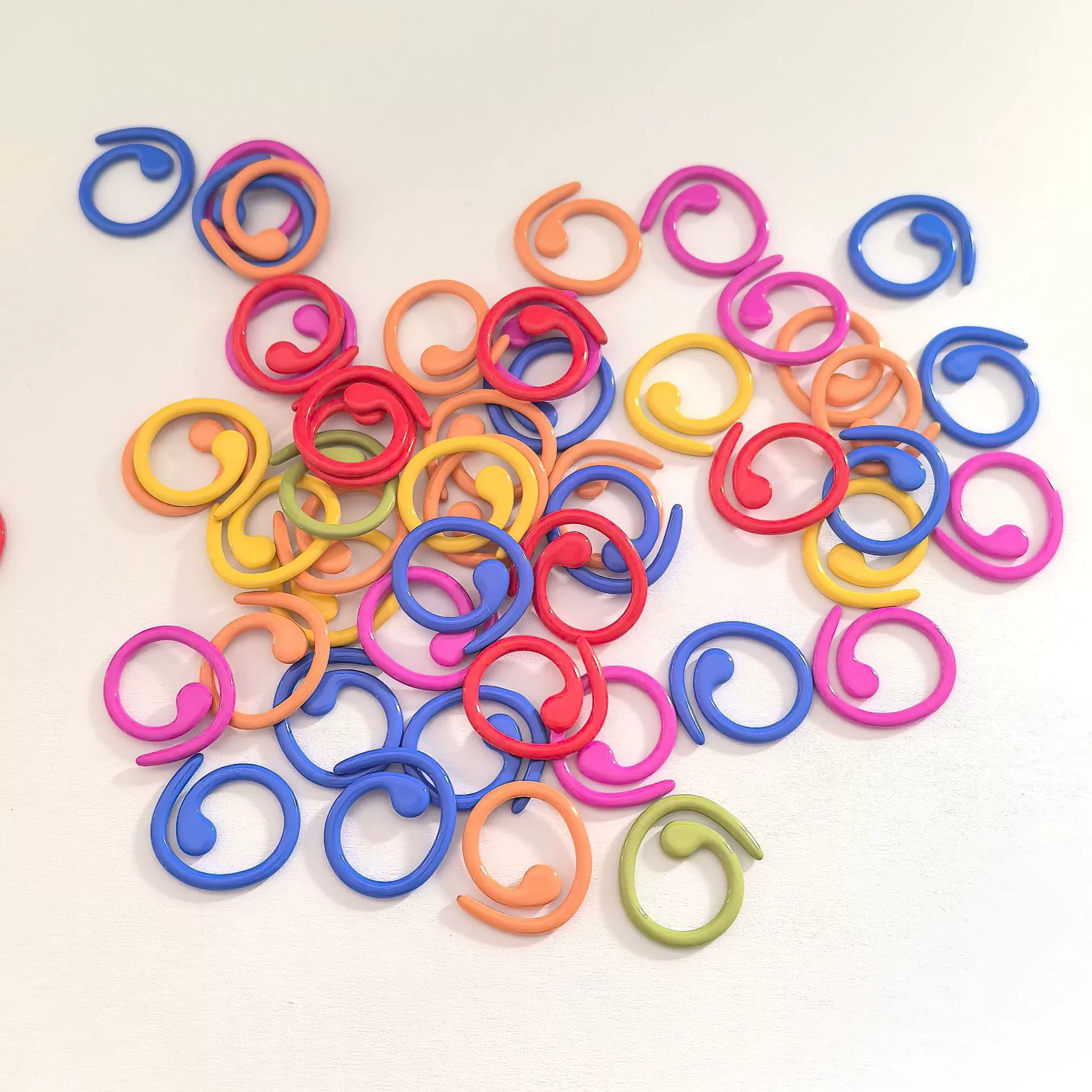 Крючком кольцо игла вязаная пряжка цветной маркировки stitch marker спираль металлическая краска маркировка пряжка