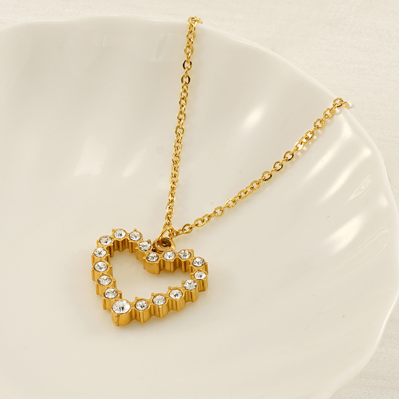 Nuevo collar de amor de acero inoxidable de lujo ligero europeo y americano, moda universal, colgante de oro en forma de corazón, cadena de clavícula para mujeres