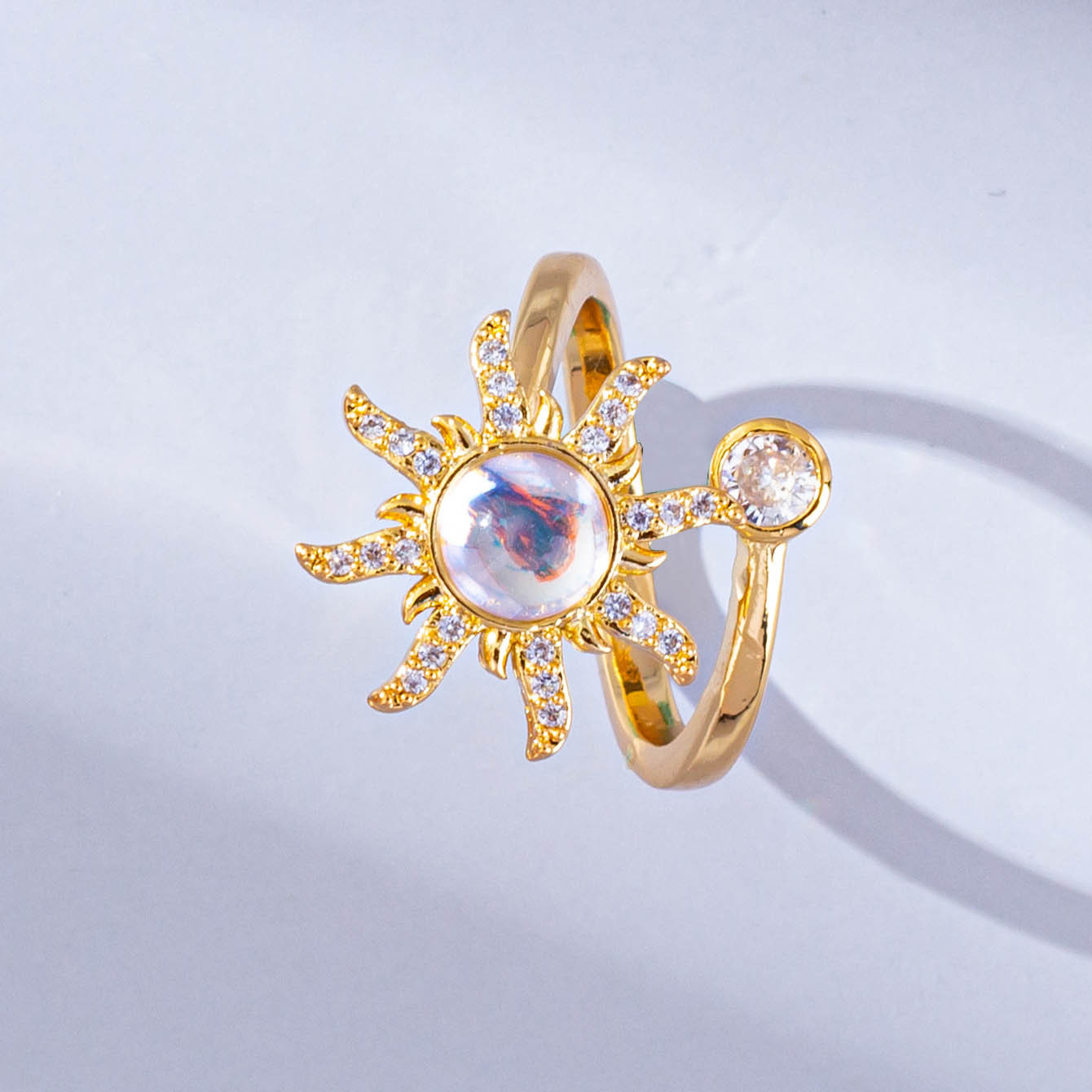 Funkelnder Ring für Damen, mit romantischem Flair gefertigt. Elegant und komfortabel, entworfen, um Ihren Charme zu unterstreichen. Ein dezentes und dennoch atemberaubendes Schmuckstück für Verabredungen._voghion.com