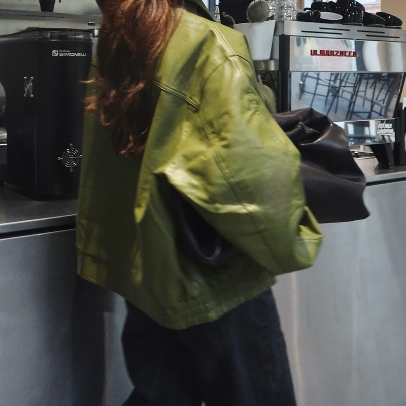 루즈한 녹색 가죽 재킷