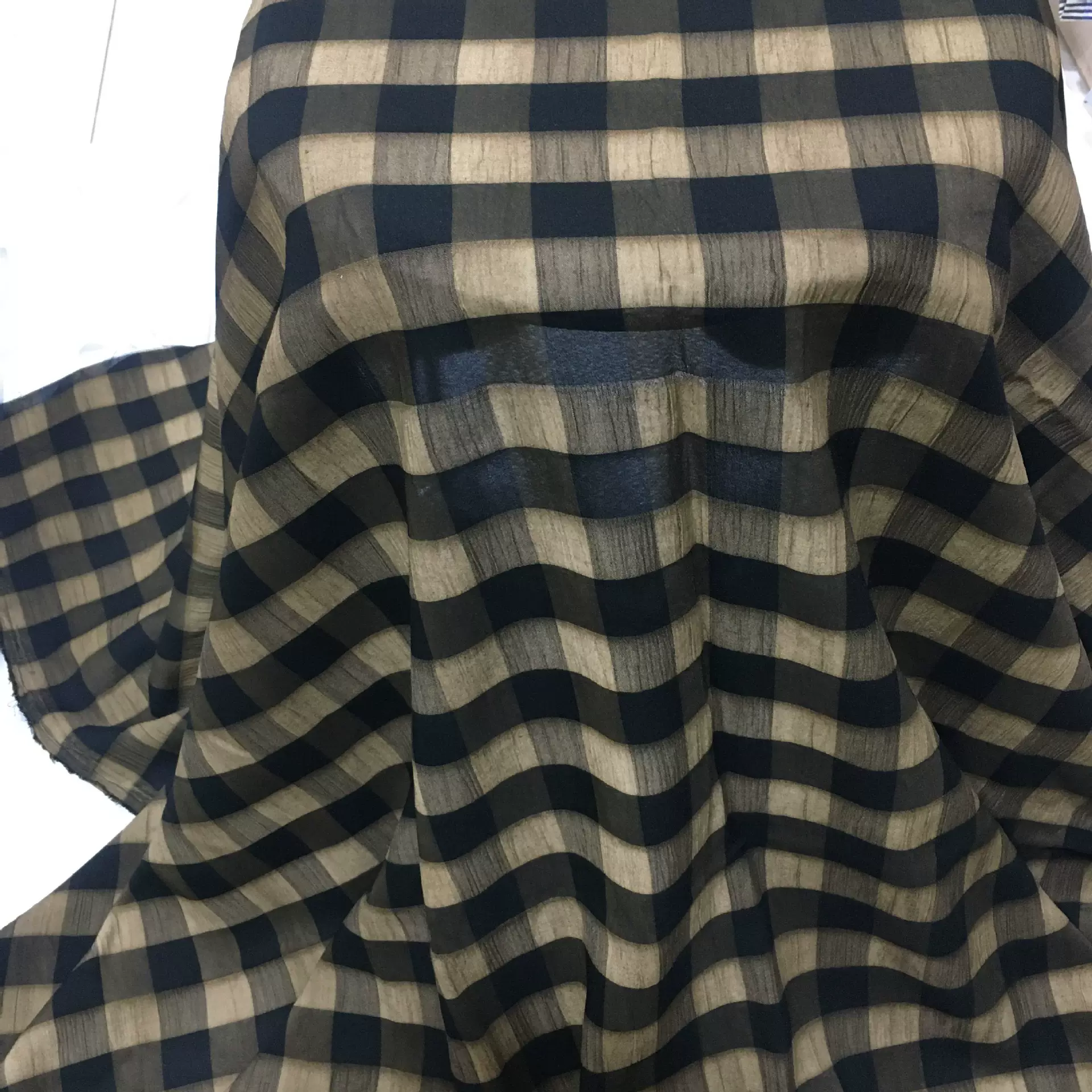 现货色织格 人丝格子布料春夏新款肌理皱感格裤子衬衫连衣裙面料