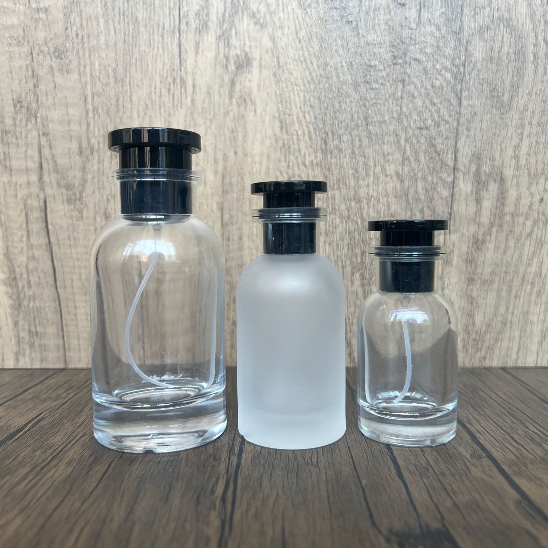 Spot B100-30ml 50ml 100ml botella redonda simple cubierta negra de vidrio frasco de spray portátil de perfume