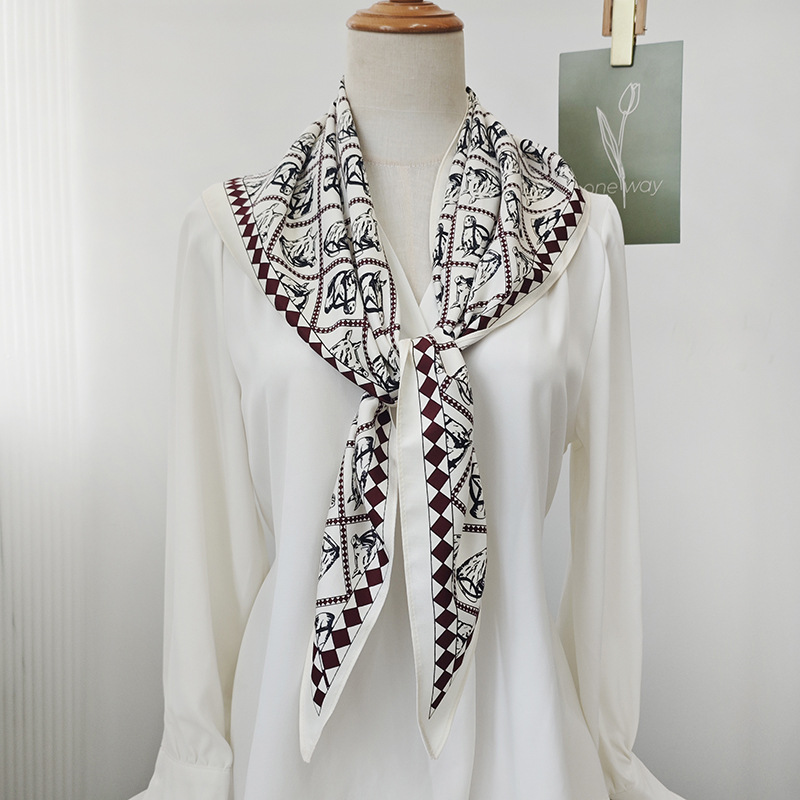Bufanda triangular con estampado de objeto en movimiento avanzado de moda blanca marrón pony ins Bufanda de seda fina de temperamento creativo transfronterizo europeo y americano