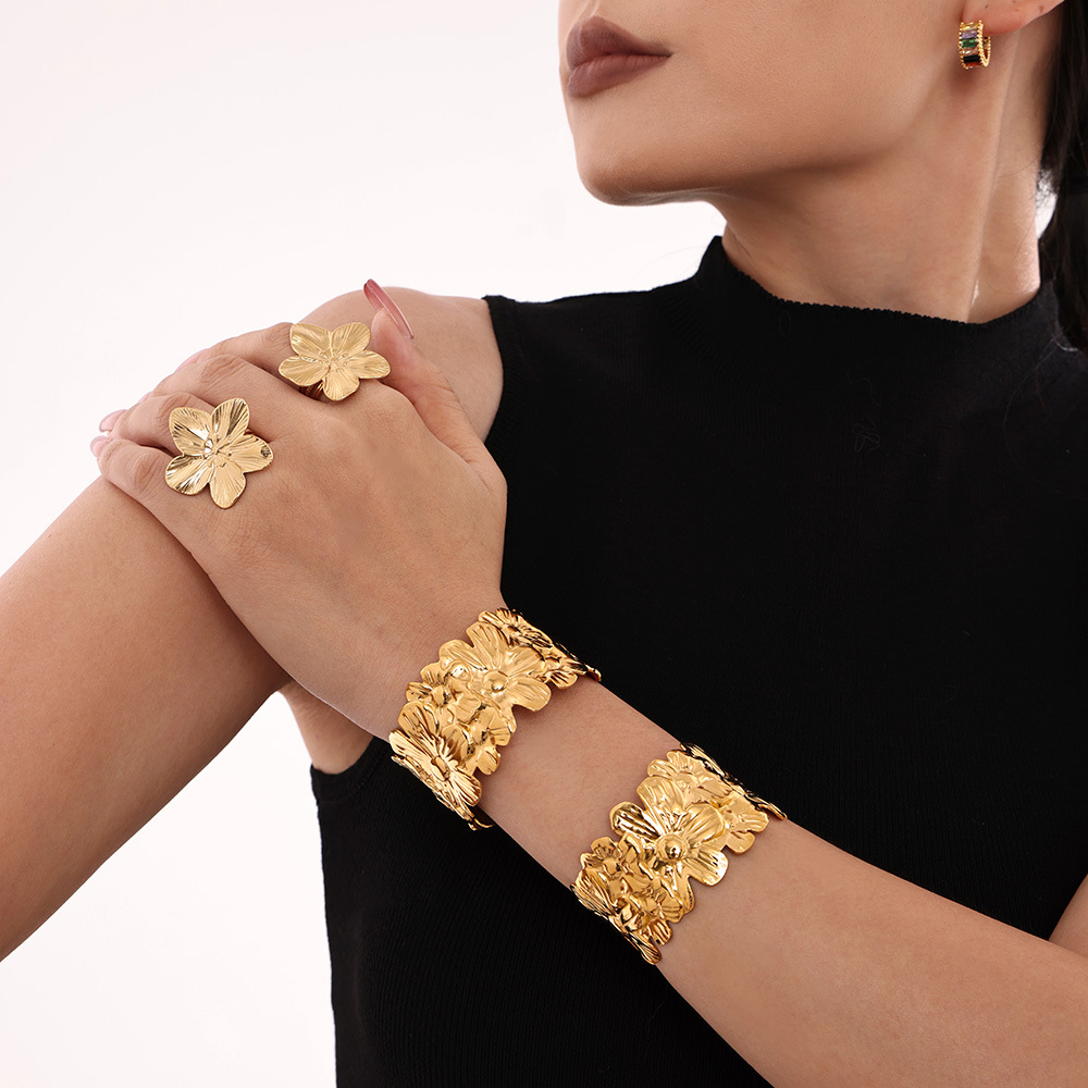 Square Sugar French Fashionable Exquisite Retro Pattern Wide Open Bracelet Titanium Steel Material Bracelet_voghion.com