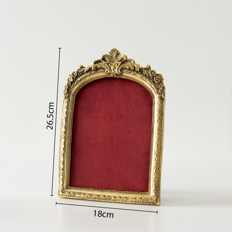 金色のレトロなフォトフレームのジュエリー展示棚は壁に掛けられます。|undefined