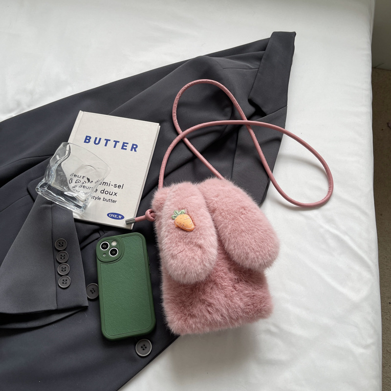 El bolso de teléfono móvil de nicho popular transfronterizo 2025 imita la moda del visón, con un bolso de pelo de oreja de conejo en un hombro.