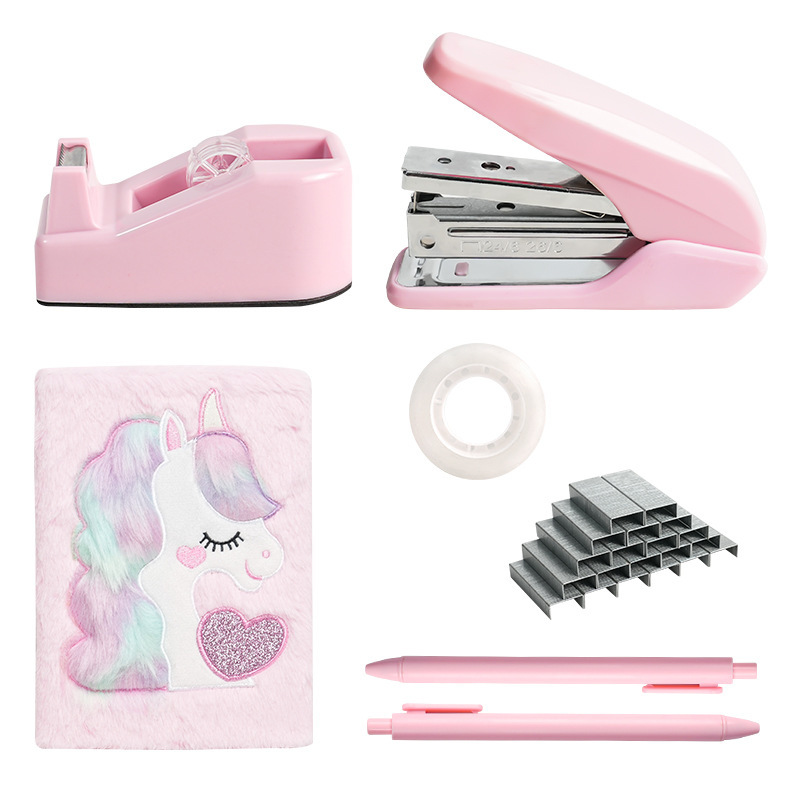 Set da ufficio rosa per e-commerce, include cucitrice, punti metallici, porta nastro adesivo e quaderno in peluche. Disponibile._voghion.com