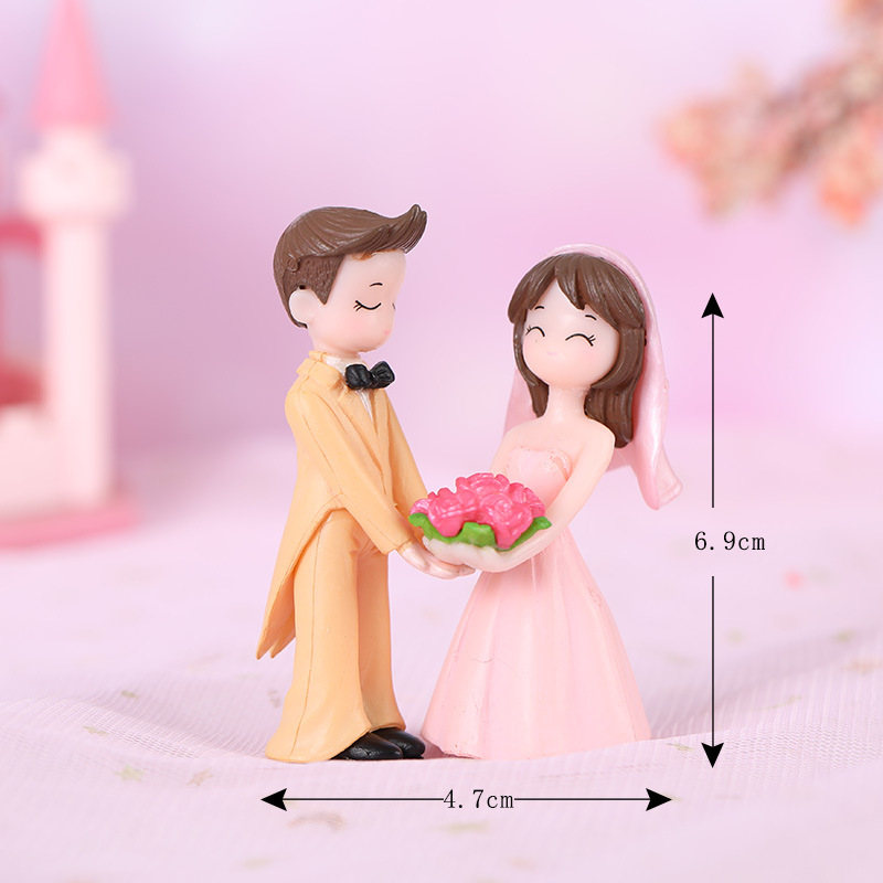 Cặp đôi cầm hoa dễ thương, trang trí bánh kem tiểu cảnh DIY móc khóa mini cute (z-CJ-546)