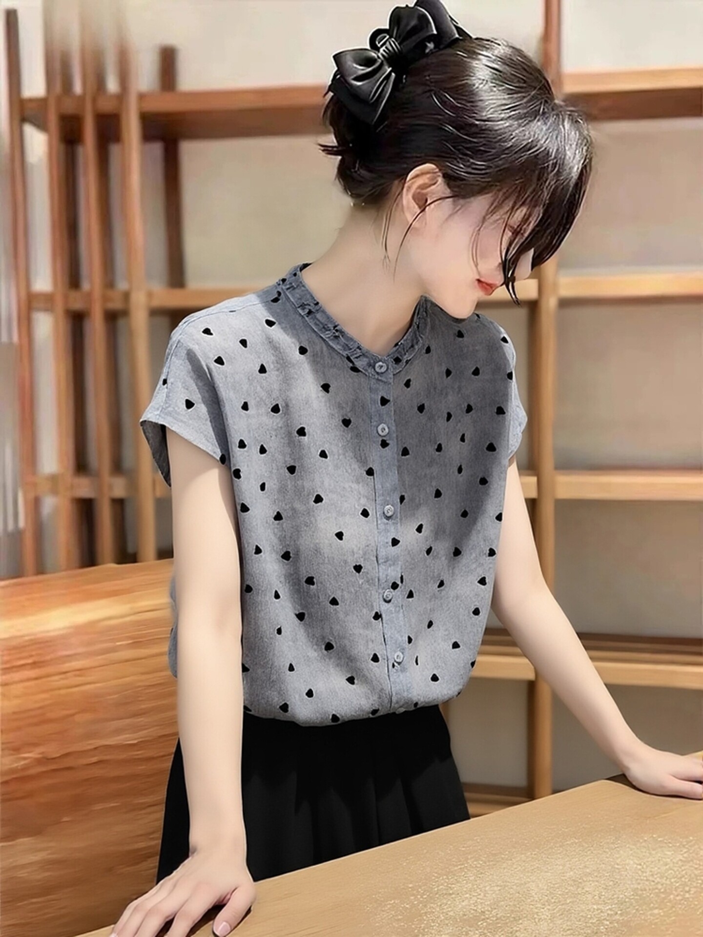 Áo sơ mi ngắn tay nữ họa tiết chấm bi phong cách Pháp, dáng rộng thoải mái — Điểm sóng xám