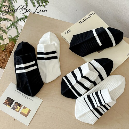 Socks for women in autumn and winter cotton mid-calf socks for students Japanese sports cotton socks striped cotton sweat-absorbent and deodorant black and white socks