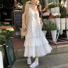 甘い減齢の白いフランスのストラップのワンピースの婦人服の夏の休暇の風の小さい背のゆったりしているケーキの長いスカート