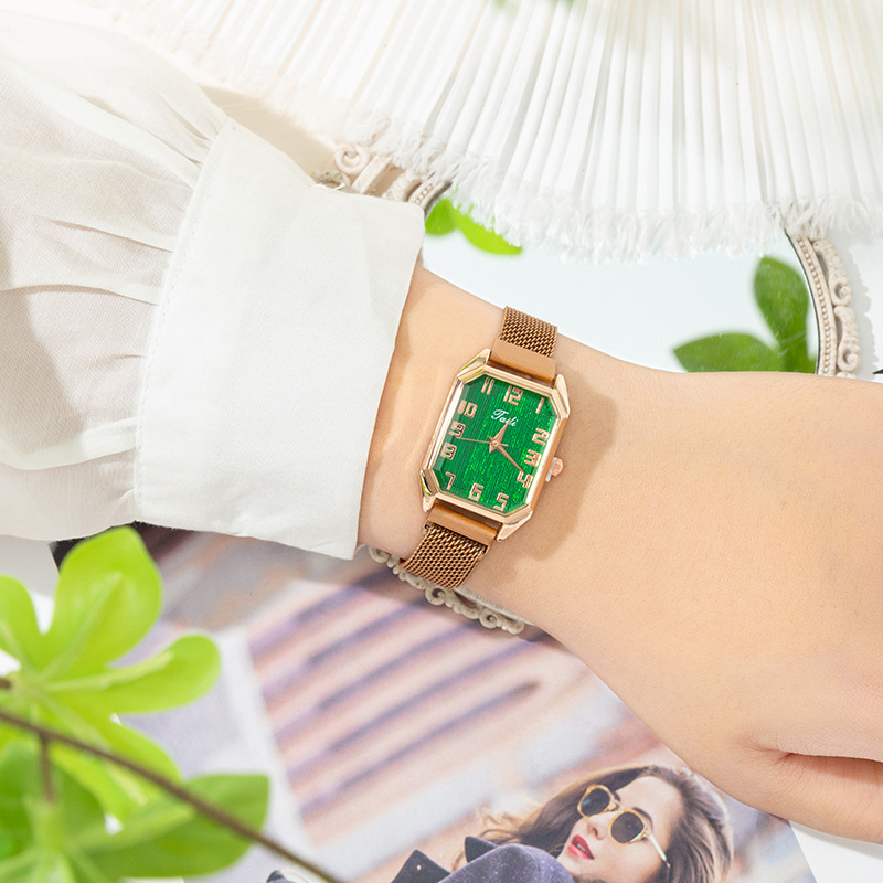 New Trendy and Minimalist Digital Time Classic Alloy Magnet Buckle Quartz Women's Watch_voghion.com
