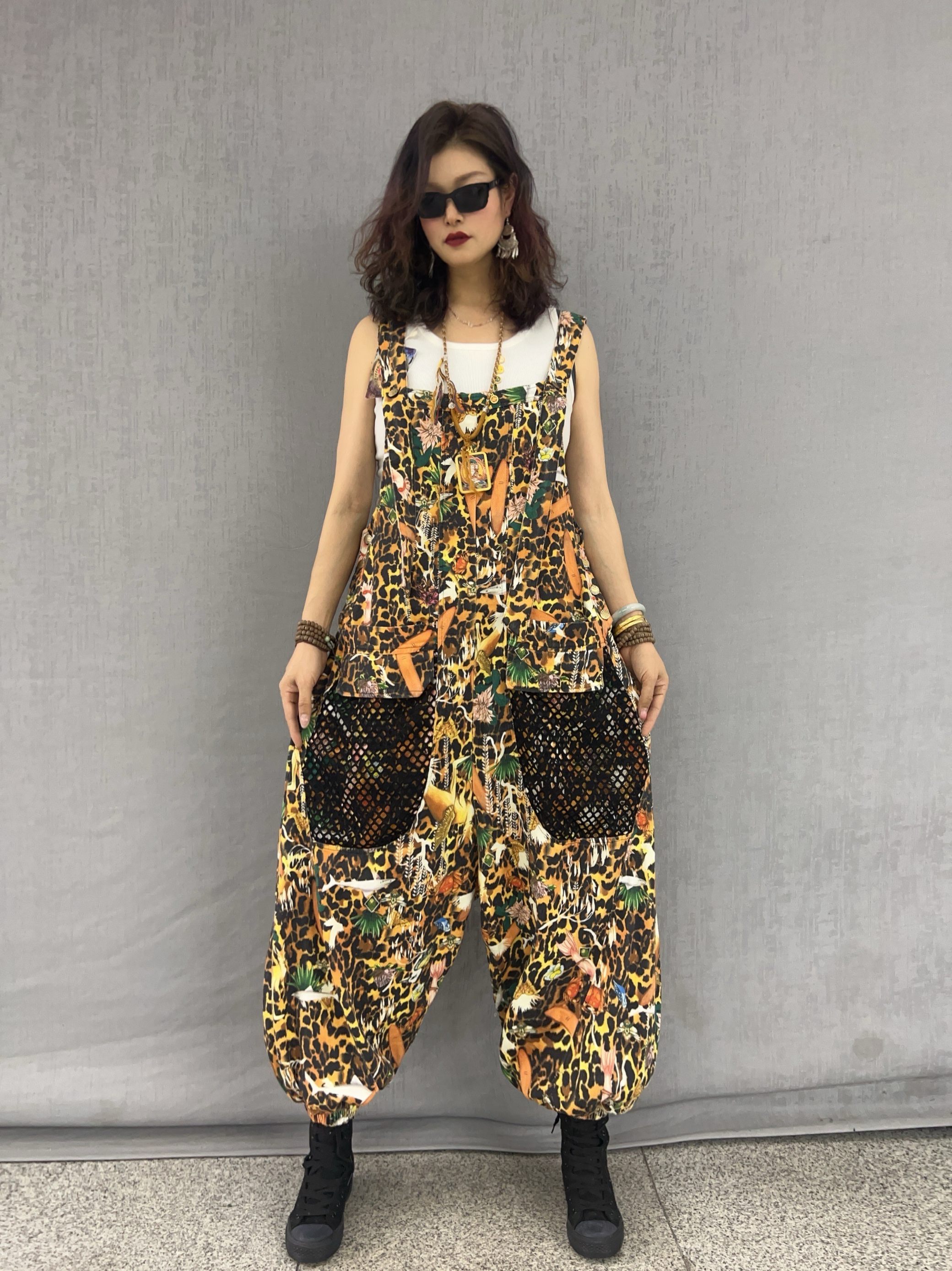 Personalidad moda fresco patrón de leopardo estampado de mezclilla empalme chaleco de malla mono traje de dos piezas de moda de primavera para mujer image 7
