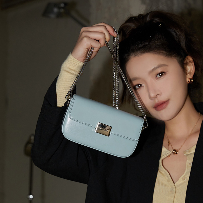 高级感轻奢单肩斜挎包女包小众设计蛇骨链包包气质百搭时尚小方包