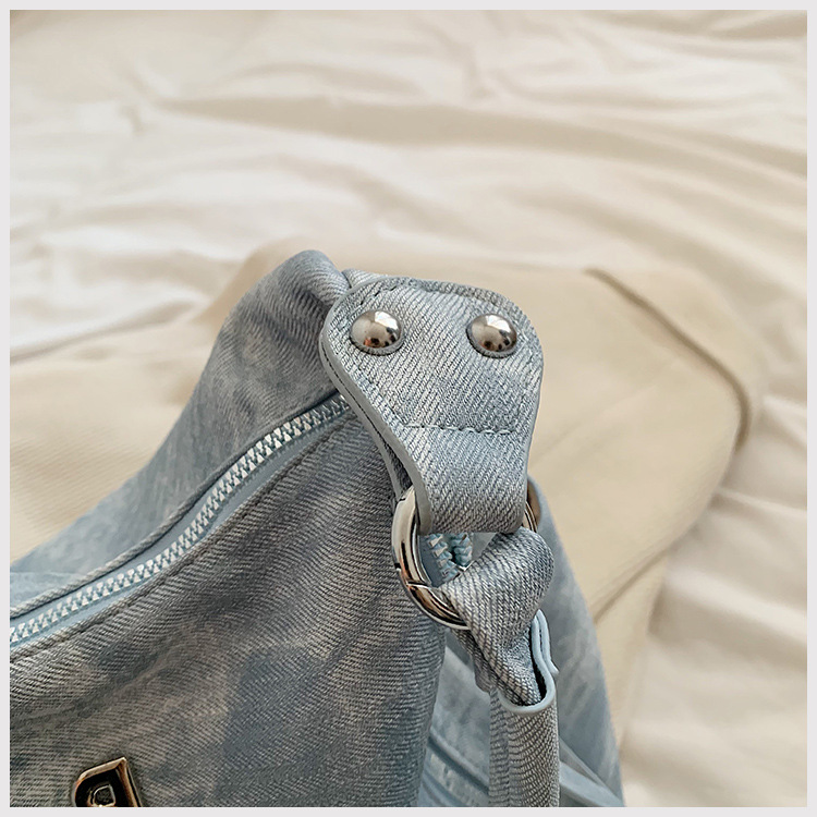 Large capacity wandering shoulder bag, new spicy girl high-end versatile double pocket strip casual crossbody armpit bag_voghion.com