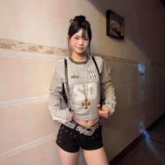 アメリカ式のユニホームの長袖のtシャツの女性の秋冬のchiのギャルは身を修めて腰の運動の短い金の中で底の上着を掛けます。