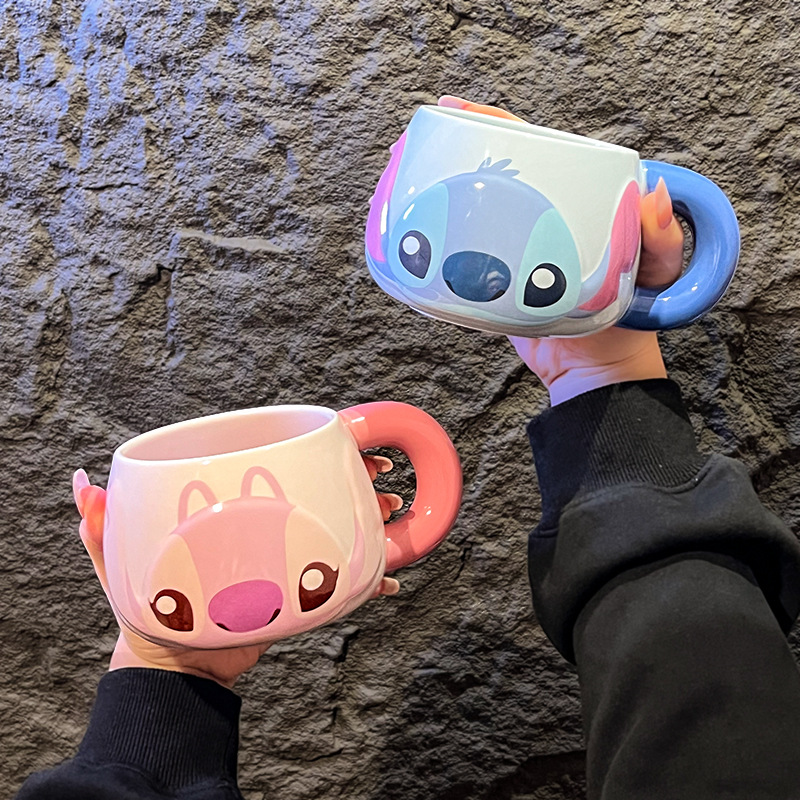 Caja de regalo de taza de cerámica Stitch con cuchara de taza de marca creativa con alto valor de cara con tapa de mano al por mayor