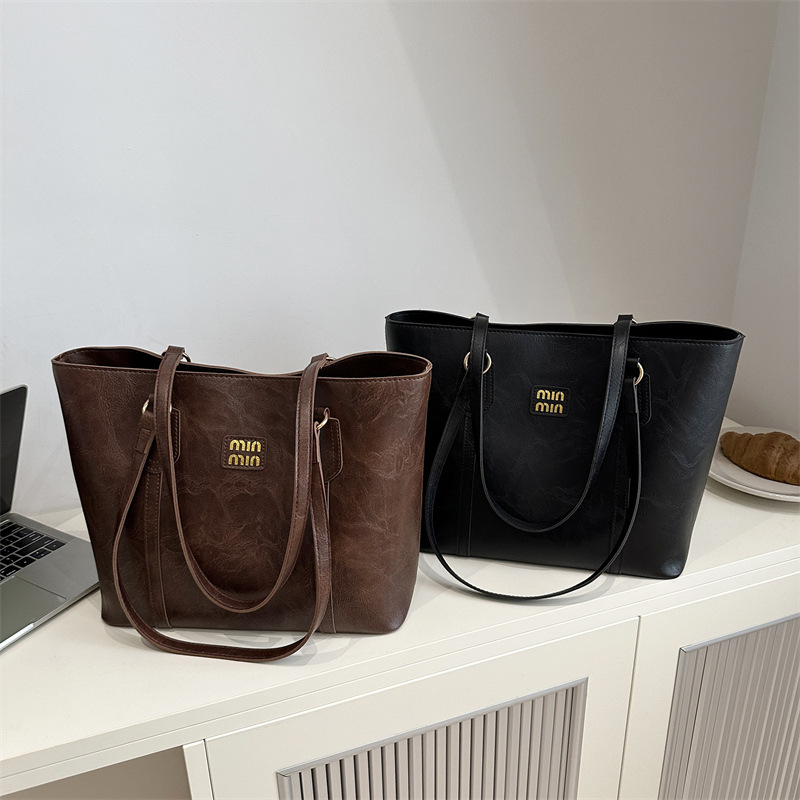 Retro capacious shoulder bag for leisure