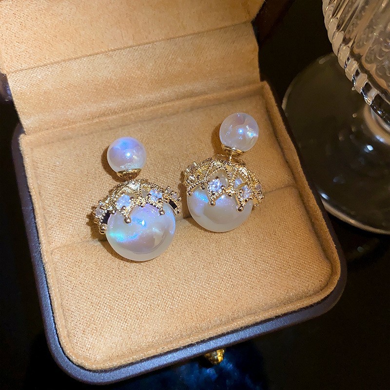 Pendientes de perlas artificiales de mariposa de aguja de plata Pendientes de todo fósforo de nicho retro femenino Pendientes de temperamento de moda Lujo ligero de alta gama