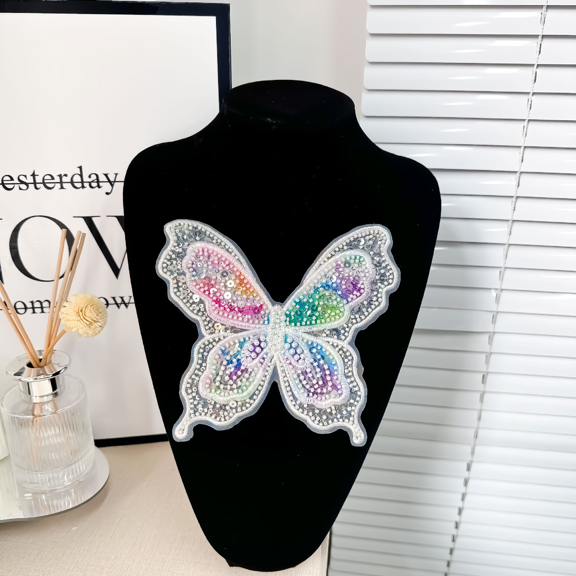 En stock, bordado de organza, colorida mariposa de perlas tridimensional, horquilla no adhesiva, accesorio para el cabello para ropa infantil, decoración de parches de tela