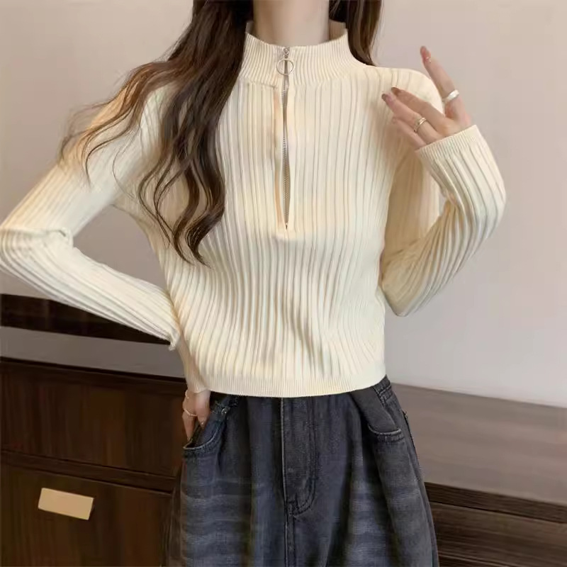 Knitted autumn short sweater with zipper