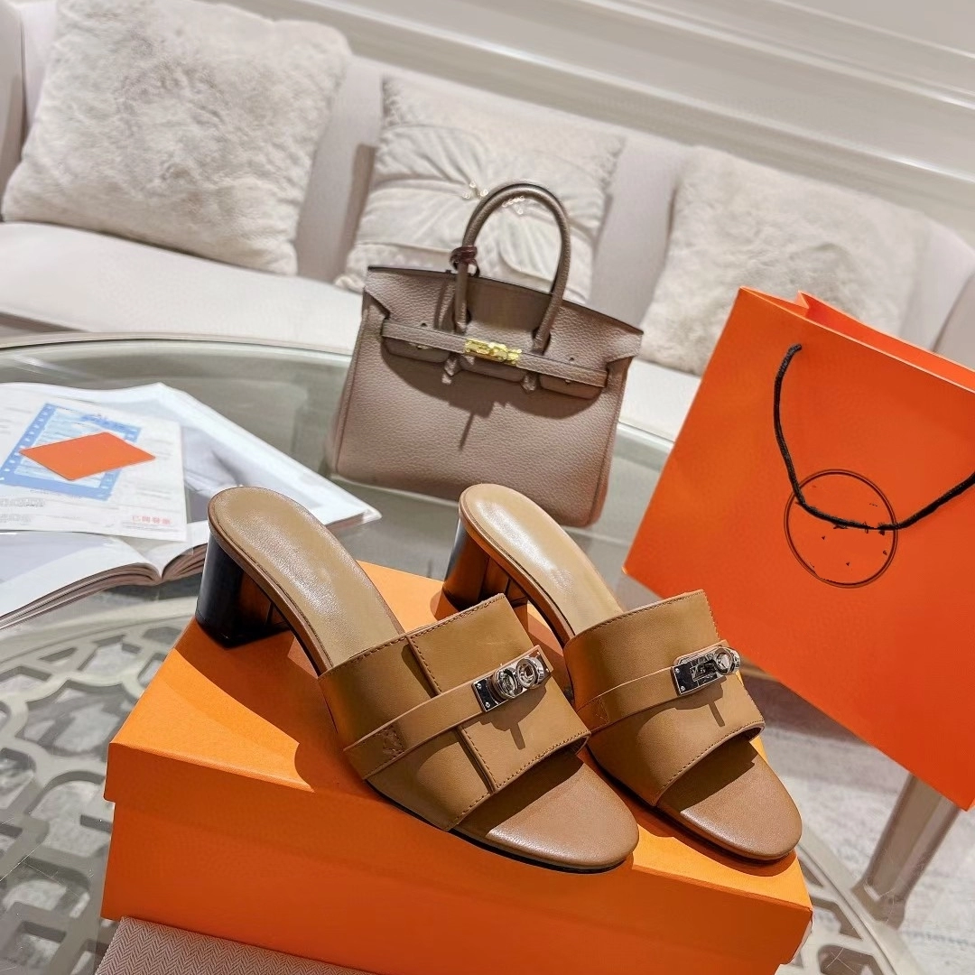 2023 Весна и лето новые интернет-знаменитости в том же стиле модная женская обувь на высоком каблуке с замком на массивном каблуке с открытым носком верхняя одежда тапочки женская обувь