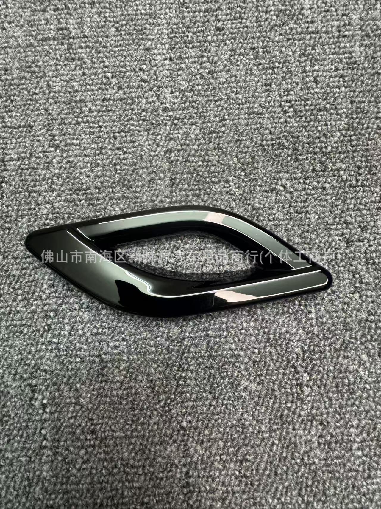 Maserati emblem, Levante, Ghibli, Quattroporte – black and gold leaf-shaped vent grille emblem, car sticker