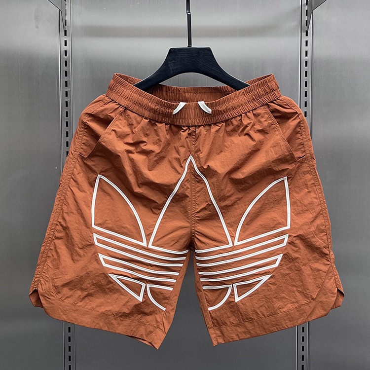 Pantalones de cinco puntos para hombres de verano, pantalones cortos deportivos sueltos casuales de secado rápido, pantalones de playa de color de contraste de bordado de la industria pesada de estilo delgado