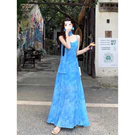 初夏绝美度假风法式设计感扎染蓝色吊带连衣裙女2026夏季新款长裙