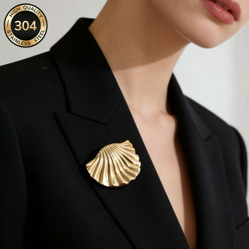 High-End Luxury Stainless Steel Shell Brooch for Women, 18K Real Gold Electroplated, Niche Retro Pin Accessory for Coats and Suits
